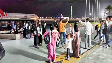 وصول نحو 190 يمنيا عالقا في السودان على متن الخطوط الجوية اليمنية